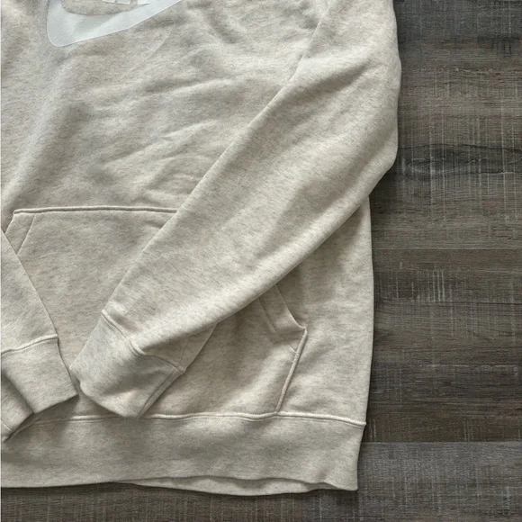 SALE🎉. Nike Hoodie - Picture 5 of 9
